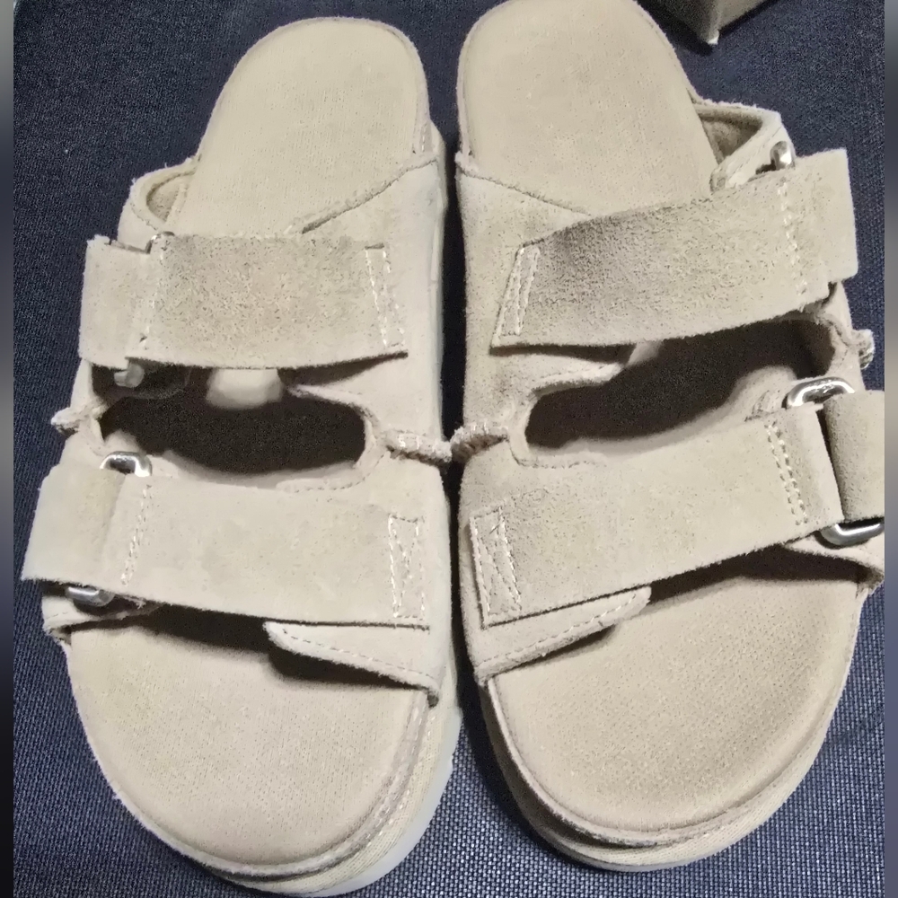 UGG  Sand Suede Sandals